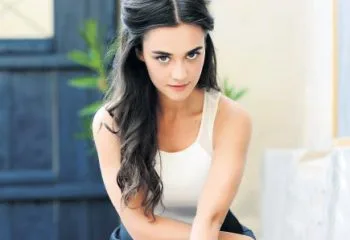 Hande Soral Kimdir