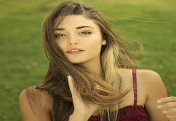 Hande Erçel Kimdir
