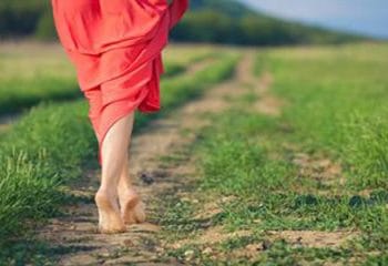 Çıplak Ayakla Toprağa Basmanın Şaşırtıcı Faydaları