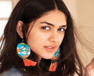 Mrunal Thakur Kimdir