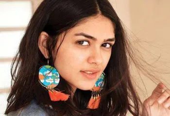 Mrunal Thakur Kimdir