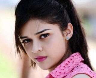 Eisha Singh Kimdir
