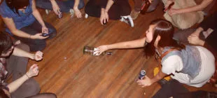 Şişe Çevirmece Oyunu Doğruluk ve Cesaret Soruları