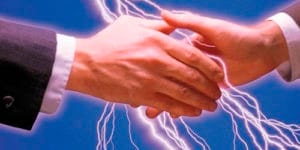 Biriyle Tokalaşırken, Dokunurken ya da Bir Metale Temas Ederken Elektrik Çarpması Neden Olur