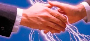 Biriyle Tokalaşırken, Dokunurken ya da Bir Metale Temas Ederken Elektrik Çarpması Neden Olur