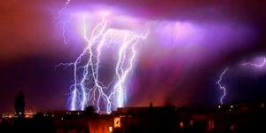 Elektrik Yüklü Cisimler: Atmosferdeki Doğal Elektriklenme