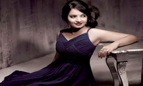 Giaa Manek Kimdir