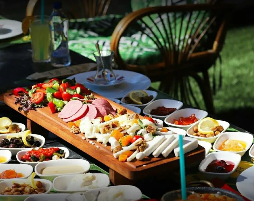 Adana’da En İyi Kahvaltı Mekanları: Güne Lezzetli Bir Başlangıç